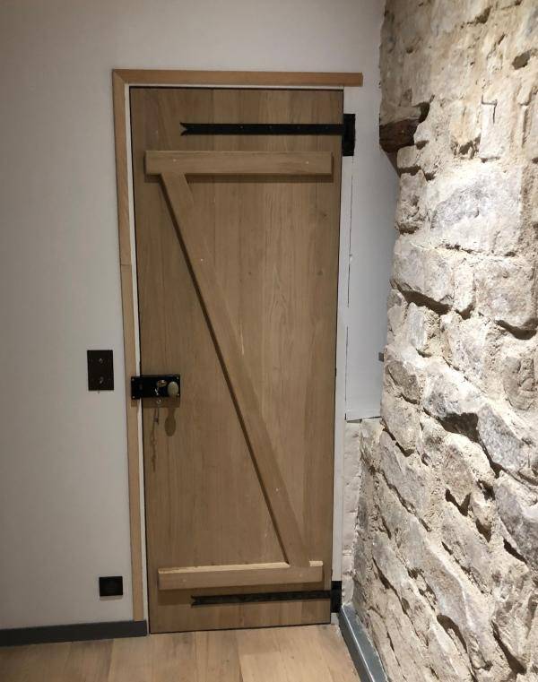 porte-bois-mur-pierres